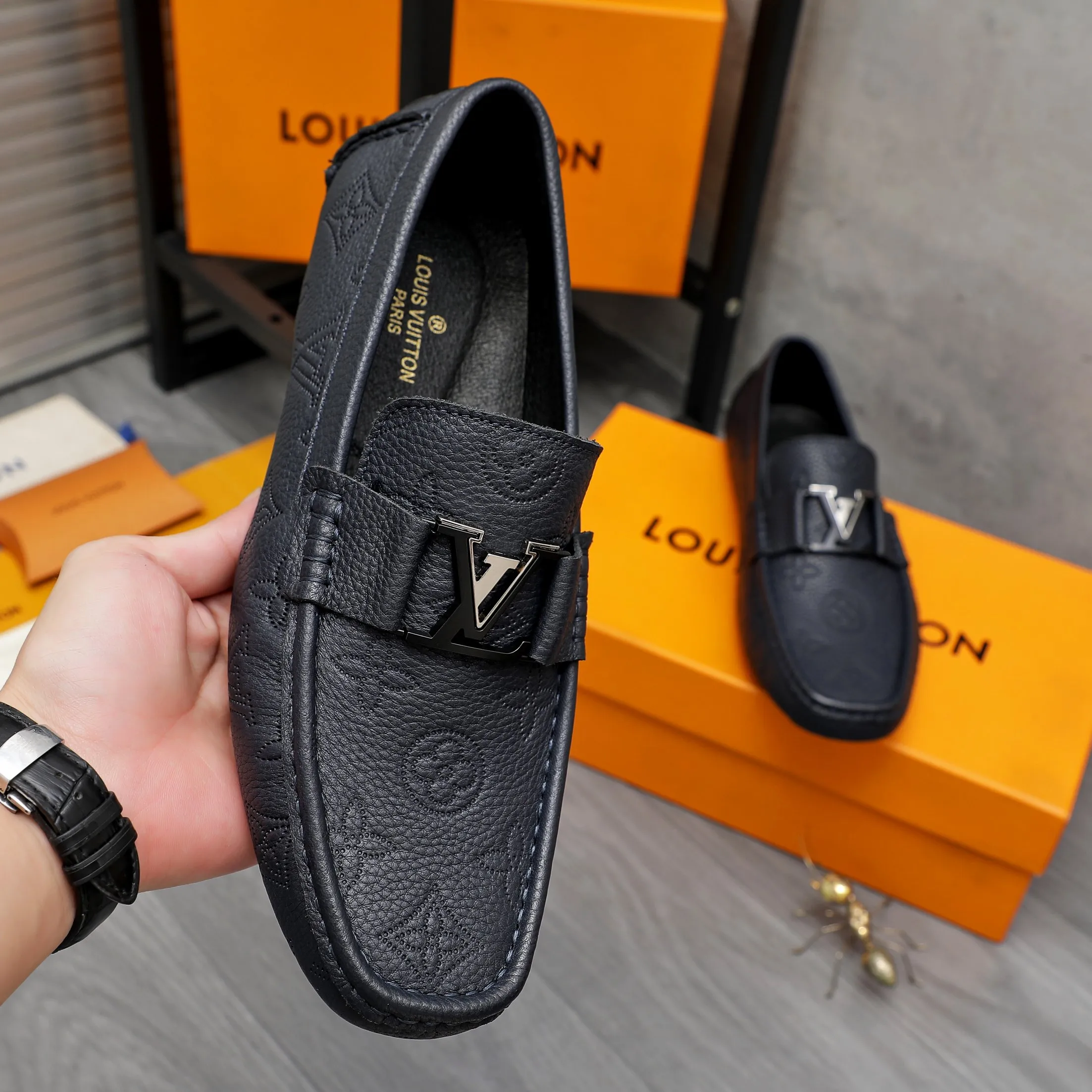 Men's shoes 💰400 Product trademark: LV "Louis Vuitton" business slip-on leather shoes Regular size: 38-45 (45 is custom-made and non-returnable) Product materials: Selected high-quality cowhide embossed upper, pigskin lining, rubber outsole